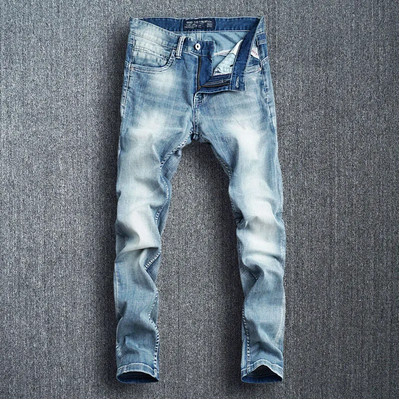 På tilbud! Italiensk stil og mode mænd, jeans lys blå forår sommer klassisk denim bukser enkle jeans mænd vintage designer jeans til mænd < Mænds Tøj \ Trekloeveret.dk