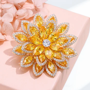 Elegant Zircon Lotus Brocher for Kvinder Smukke Blomst Luksus Gul Pink Krystal Broche Pin Bryllup Smykker Tilbehør Gave